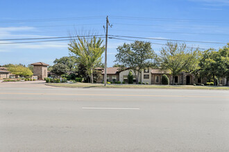 550 N Walnut Creek Dr, Mansfield, TX à louer Photo de l’immeuble– Image 2 sur 22