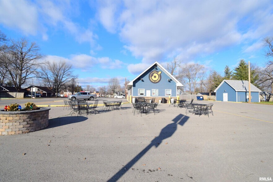 102 N Park St, Sesser, IL à vendre - Photo de l’immeuble – Image 3 sur 41