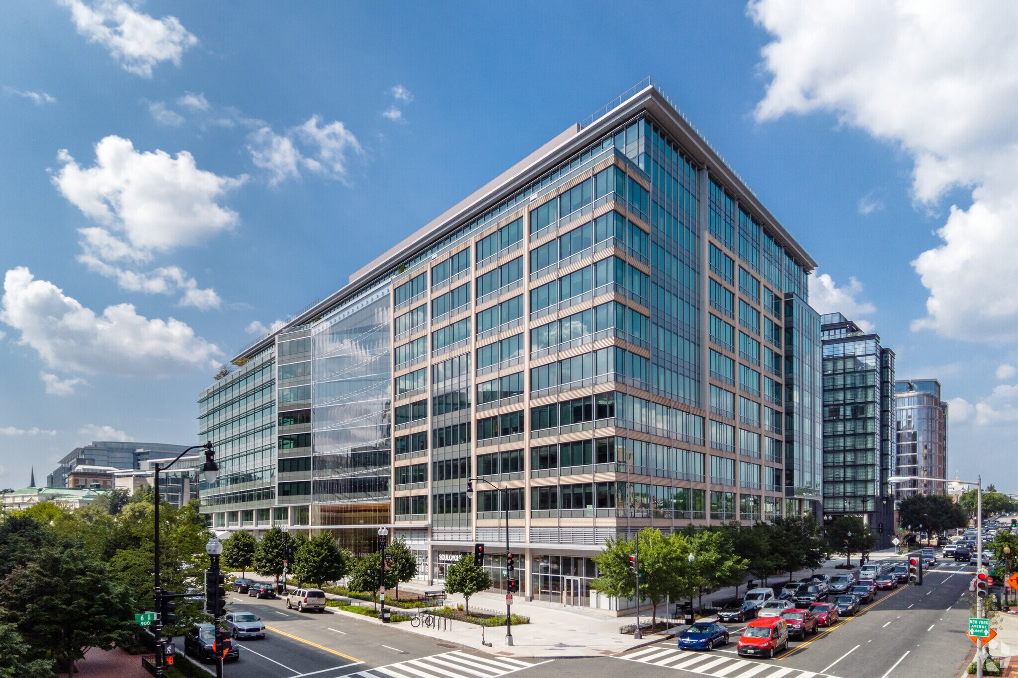 601 Massachusetts Ave NW, Washington, DC à louer Photo de l’immeuble– Image 1 sur 12