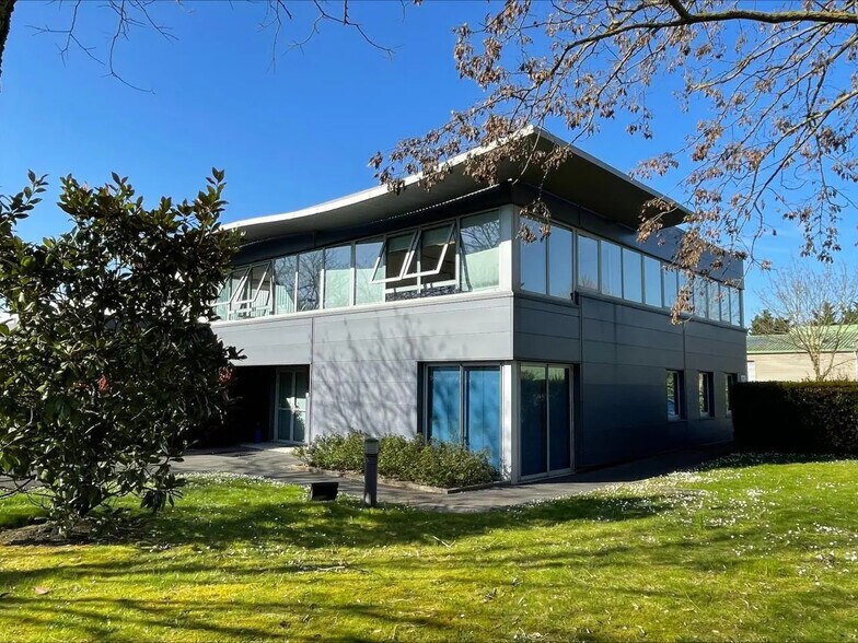 Local d'activités dans Le Plessis-Bouchard à vendre - Photo de l’immeuble – Image 2 sur 17