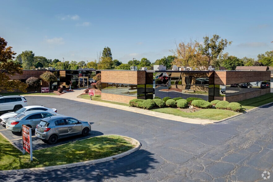 2370 S Linden Rd, Flint, MI à louer - Photo de l’immeuble – Image 2 sur 21