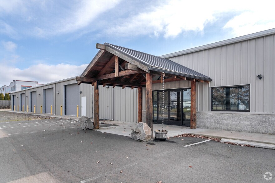 3124 Blossom Dr NE, Salem, OR à louer - Photo de l’immeuble – Image 1 sur 18