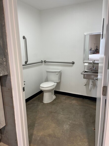 11830 Wakeman St, Santa Fe Springs, CA à vendre - Photo de l’immeuble – Image 2 sur 11