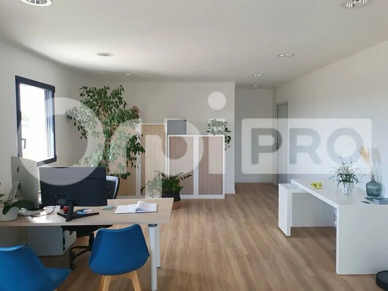 Bureau dans Calvisson à vendre - Photo de l’immeuble – Image 1 sur 7