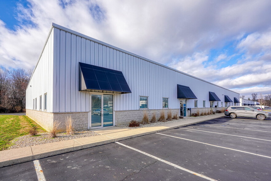 735 Cross Pointe Rd, Gahanna, OH à louer - Photo de l’immeuble – Image 1 sur 6