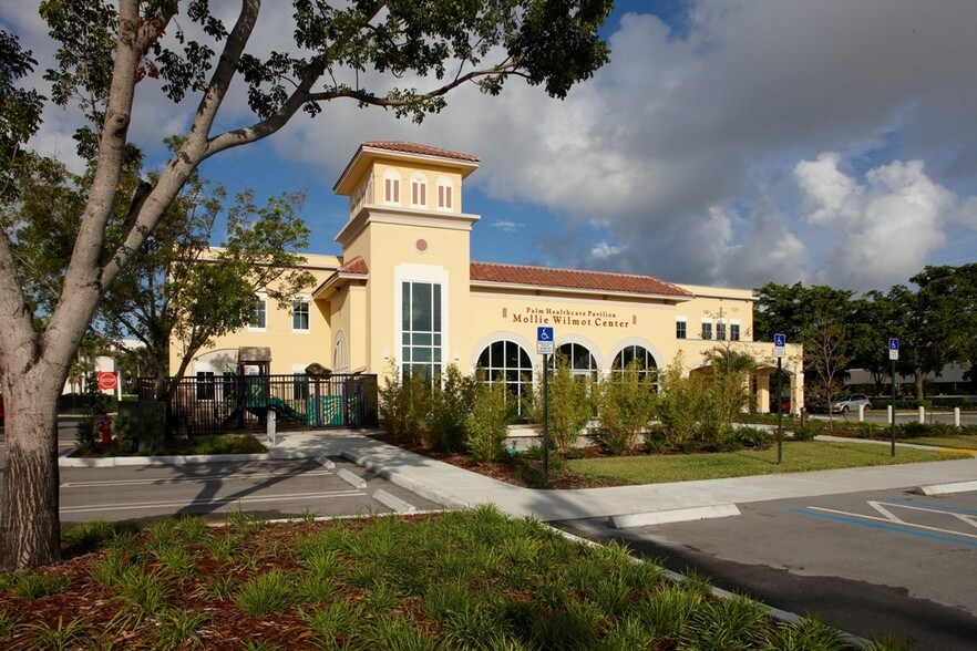 5205 Greenwood Ave, West Palm Beach, FL à louer - Photo de l’immeuble – Image 1 sur 7