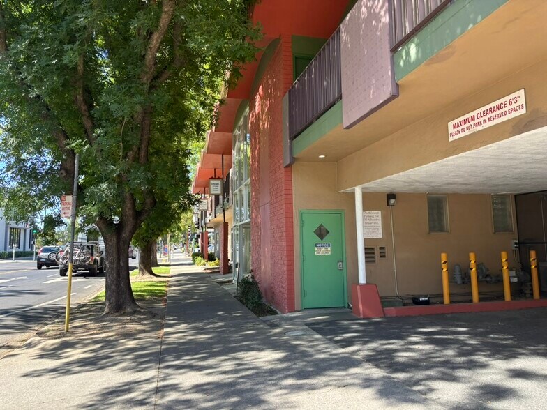 930 Alhambra Blvd, Sacramento, CA à louer - Photo de l’immeuble – Image 2 sur 10