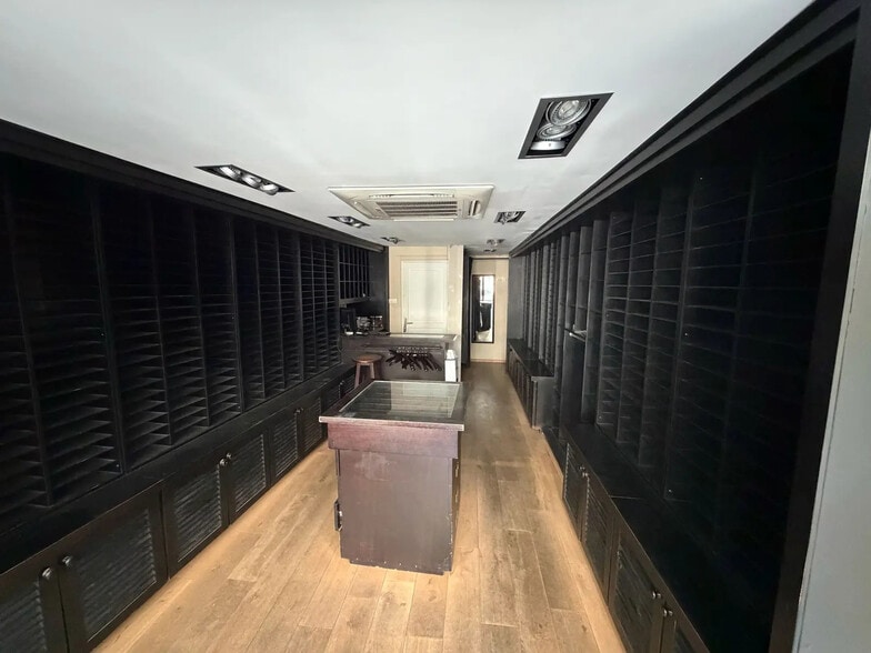 Local commercial dans Paris à louer - Photo intérieure – Image 2 sur 2