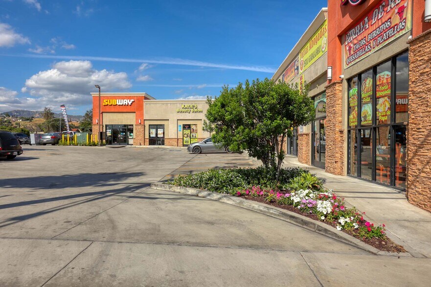 10118 San Fernando Rd, Pacoima, CA à vendre - Photo de l’immeuble – Image 3 sur 8