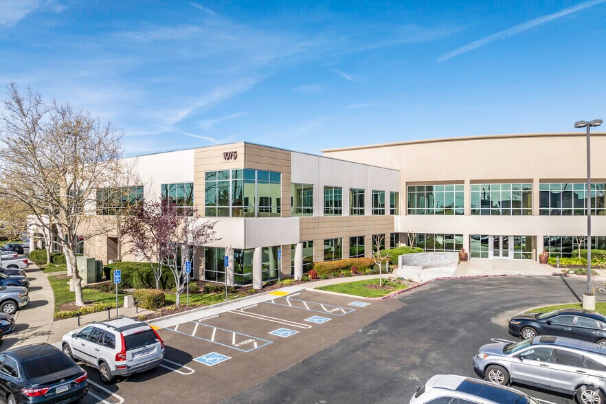 1075 Creekside Ridge Dr, Roseville, CA à louer - Photo principale – Image 1 sur 8