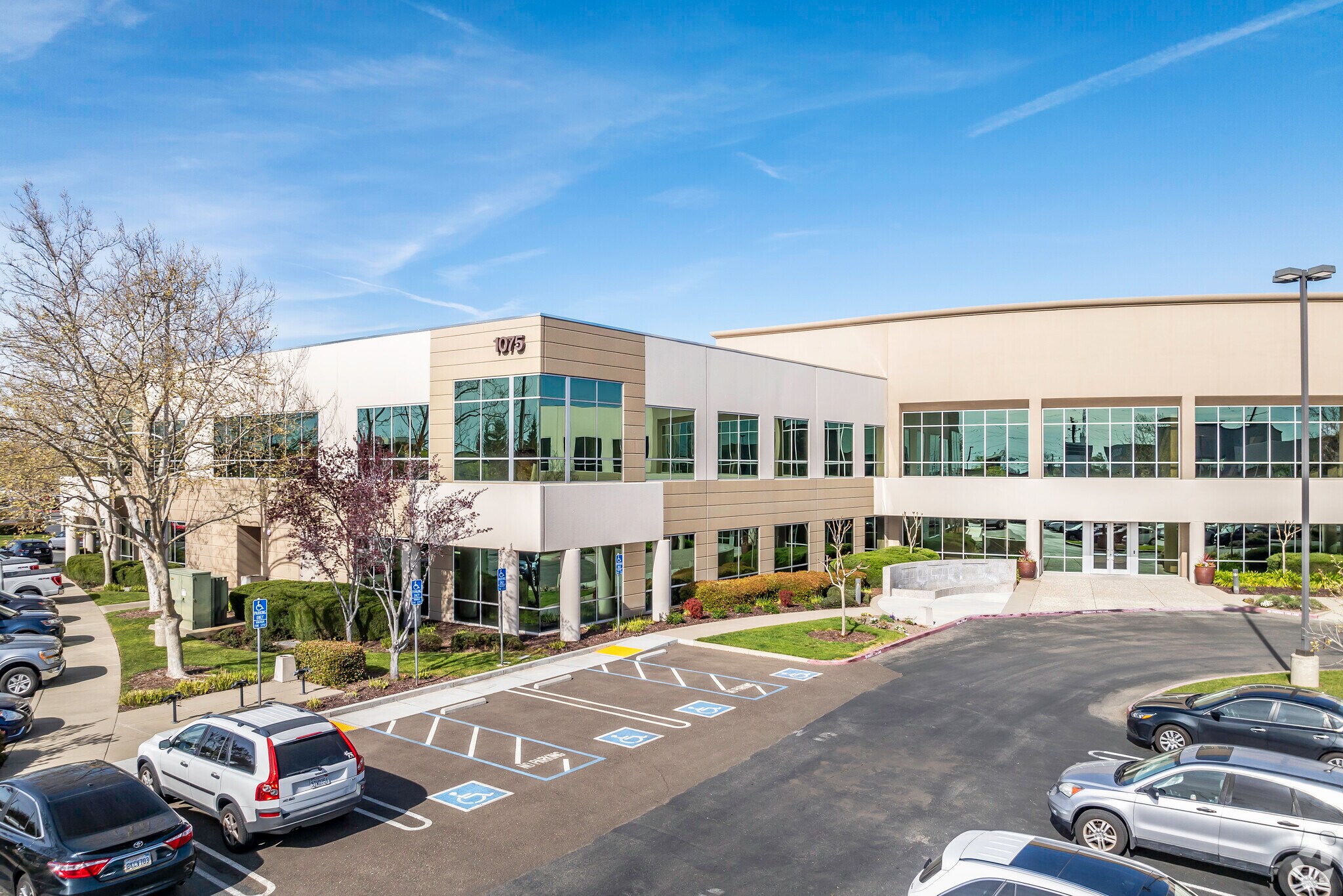 1075 Creekside Ridge Dr, Roseville, CA à louer Photo principale– Image 1 sur 9