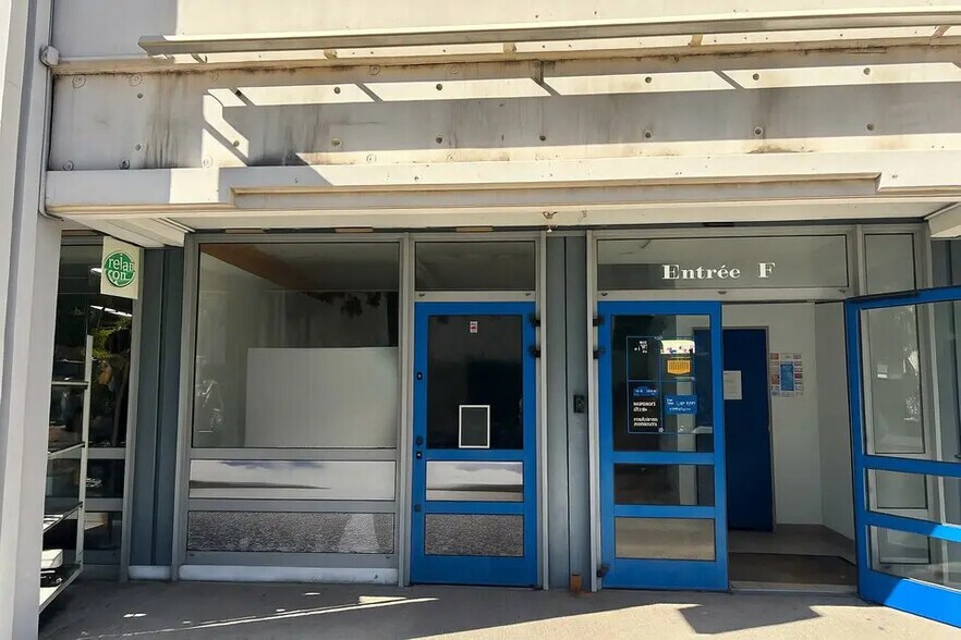 Local commercial dans Les Angles à louer - Photo de l’immeuble – Image 1 sur 5