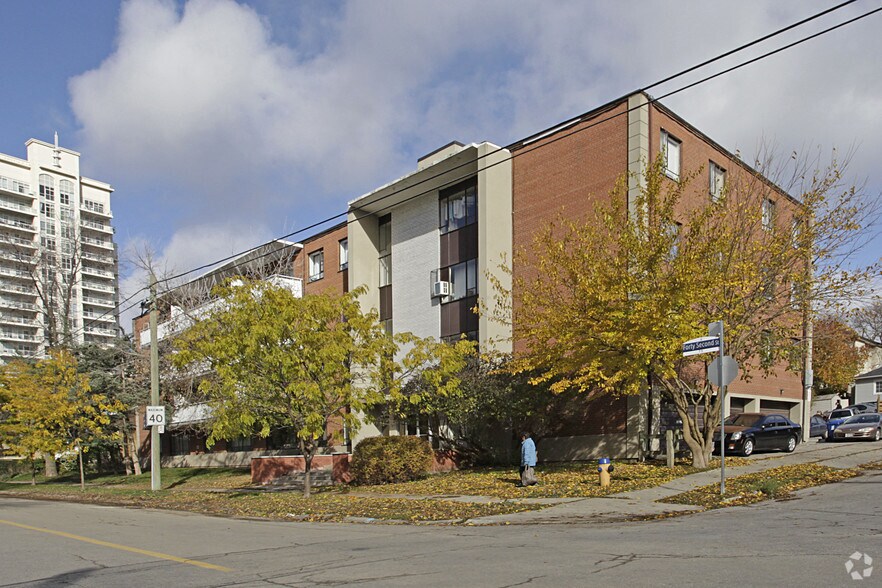 75 42nd St, Toronto, ON à vendre - Photo de l’immeuble – Image 2 sur 12