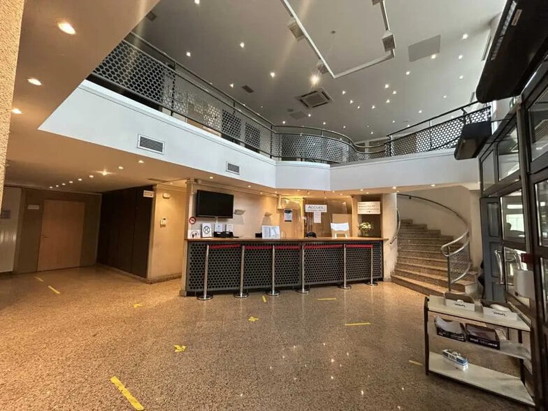 Bureau dans Créteil à louer - Hall d’entrée – Image 2 sur 4