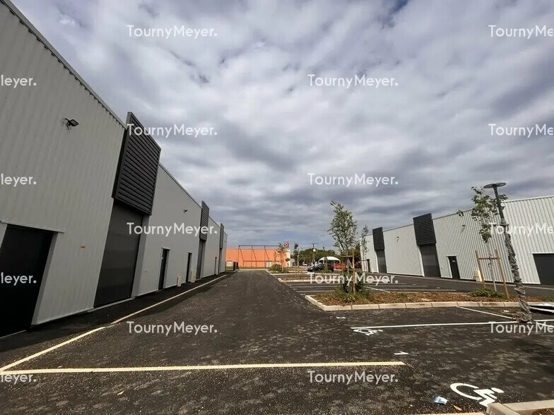 Local commercial dans Saint-Jory à louer - Photo de l’immeuble – Image 3 sur 9