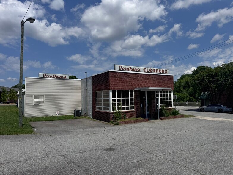 1900 Spring Garden St, Greensboro, NC à louer - Photo de l’immeuble – Image 3 sur 20