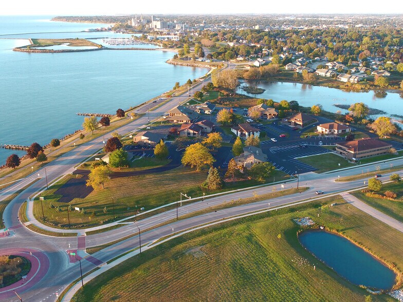 21 E Waldo Blvd, Manitowoc, WI à louer - Aérien – Image 2 sur 2