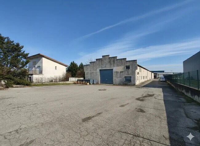 Plus de détails pour Local d’activités à vendre