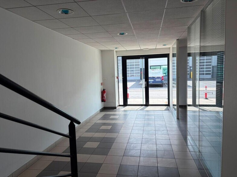 Local d’activités dans Gennevilliers à louer - Hall d’entrée – Image 3 sur 10
