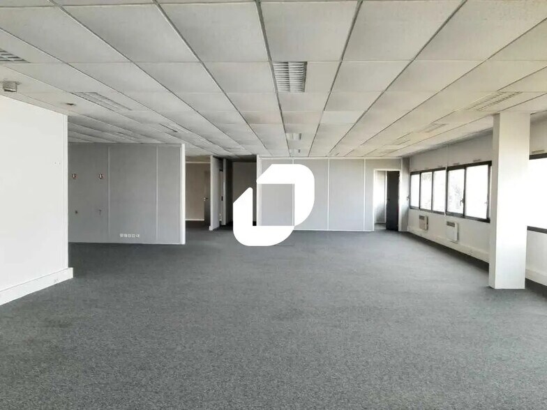 Bureau dans Plaisir à louer - Photo de l’immeuble – Image 2 sur 17