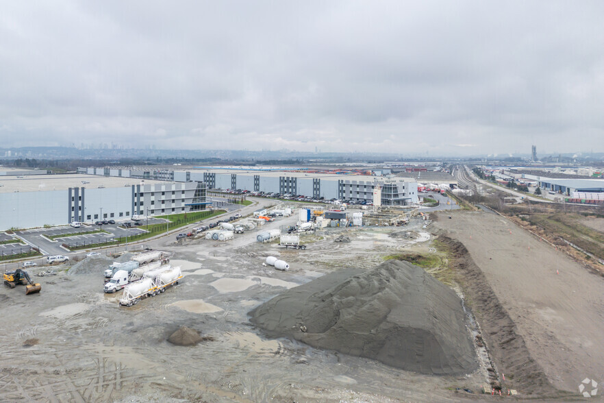 8080 Zylmans Way, Richmond, BC à louer - Photo de l’immeuble – Image 3 sur 4