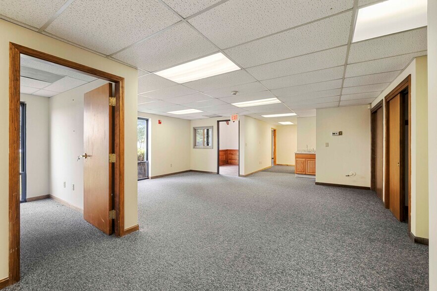 2 Airport Rd, Hopedale, MA à louer - Photo de l’immeuble – Image 3 sur 10