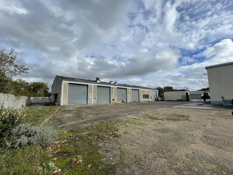 Local d'activités dans Saint-Aubin-lès-Elbeuf à vendre - Photo de l’immeuble – Image 1 sur 9