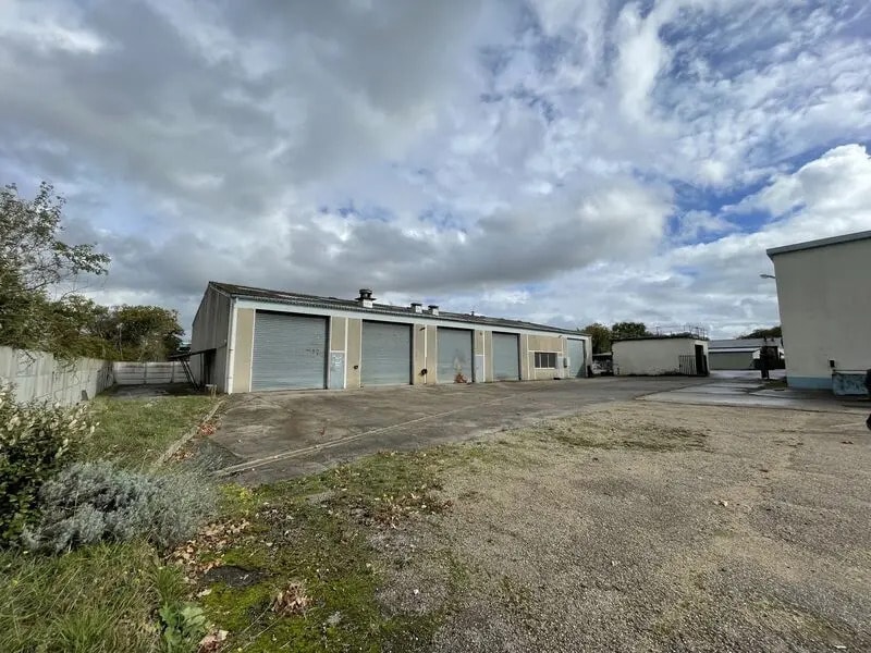 Local d'activités dans Saint-Aubin-lès-Elbeuf à vendre Photo de l’immeuble– Image 1 sur 10