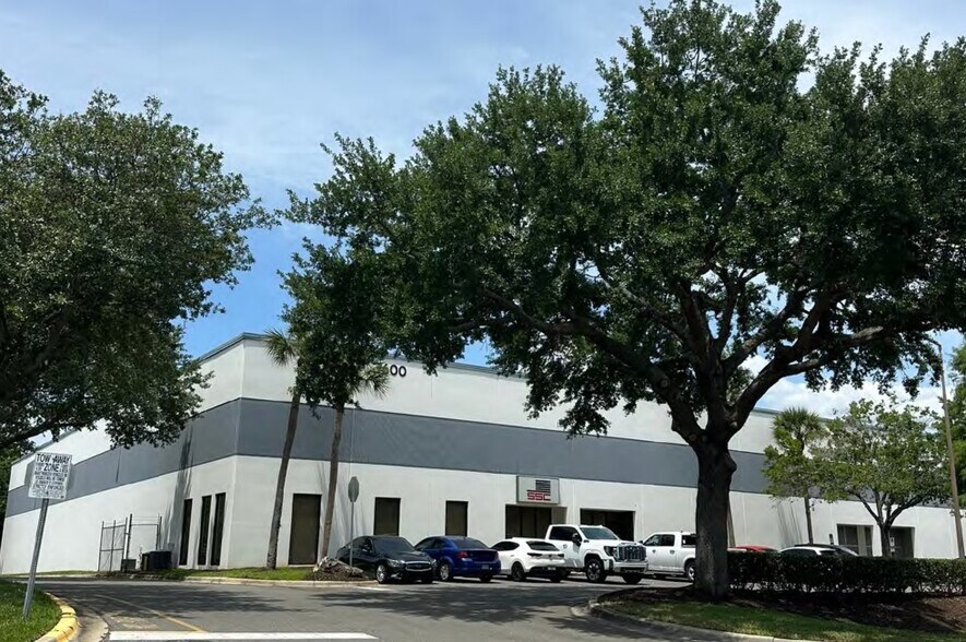 7600 Kingspointe Pky, Orlando, FL à louer - Photo de l’immeuble – Image 2 sur 2