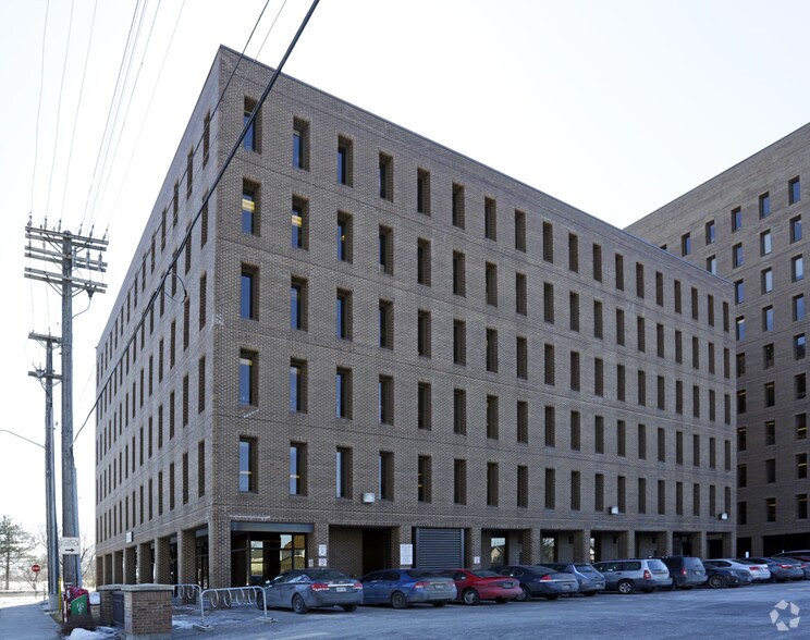 560 Rochester St, Ottawa, ON à louer - Photo de l’immeuble – Image 2 sur 4