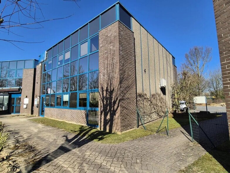 Industriel/Logistique dans Lognes à vendre - Photo de l’immeuble – Image 1 sur 10