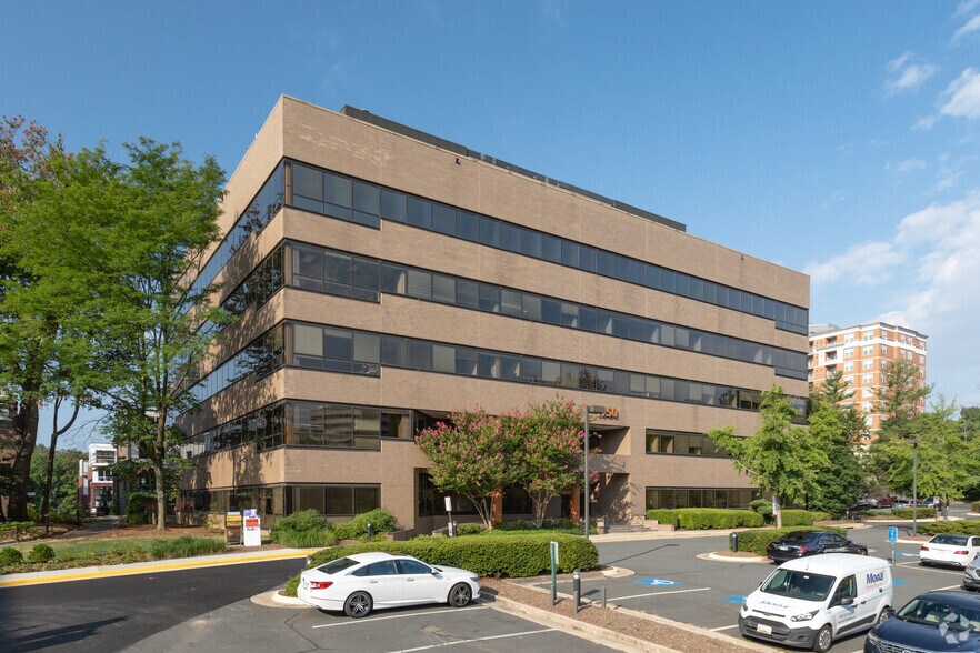 1950 Roland Clarke Pl, Reston, VA à louer - Photo de l’immeuble – Image 1 sur 6