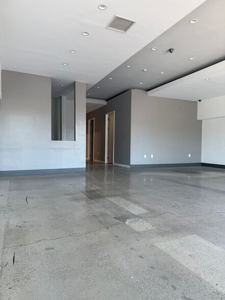 3115 Foothill Blvd, La Crescenta, CA à louer - Hall d’entrée – Image 2 sur 12