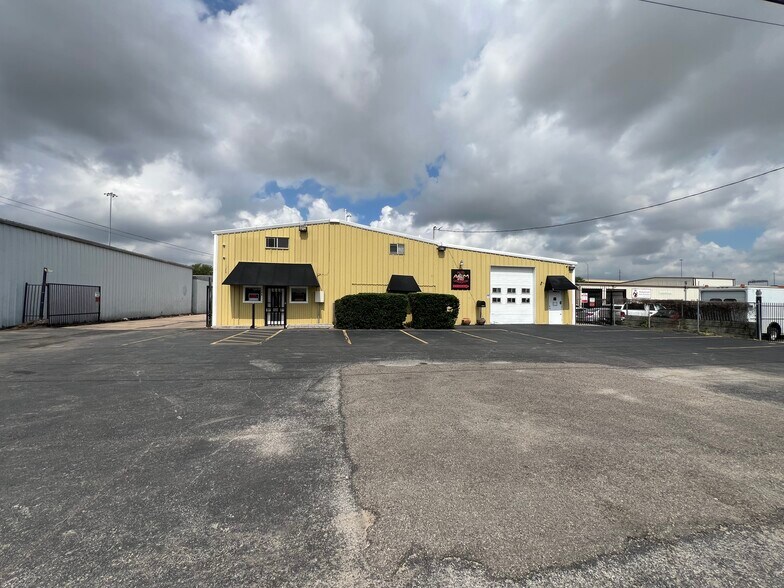 11511 Reeder Rd, Dallas, TX à louer - Photo de l’immeuble – Image 1 sur 1