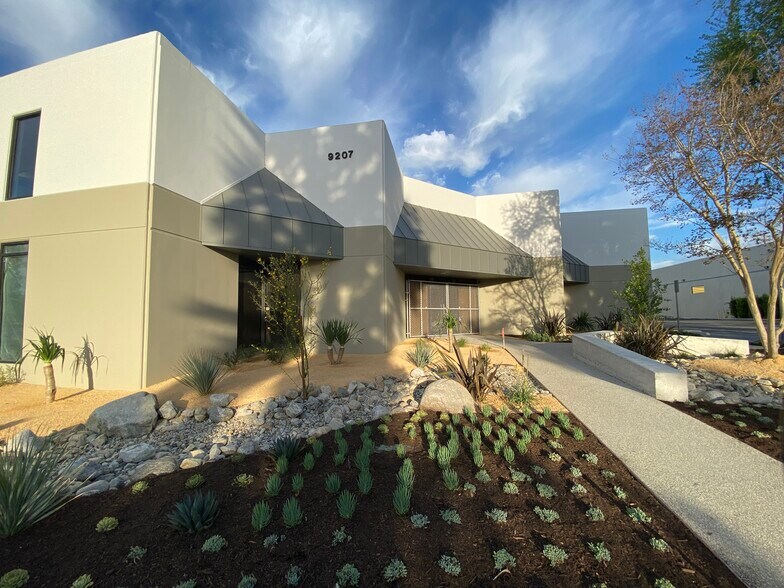 9207 Eton Ave, Chatsworth, CA à louer - Photo de l’immeuble – Image 1 sur 14