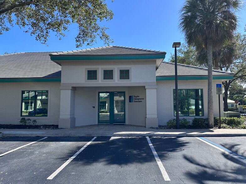 9955 Tamiami Trl N, Naples, FL à louer - Photo de l’immeuble – Image 2 sur 4