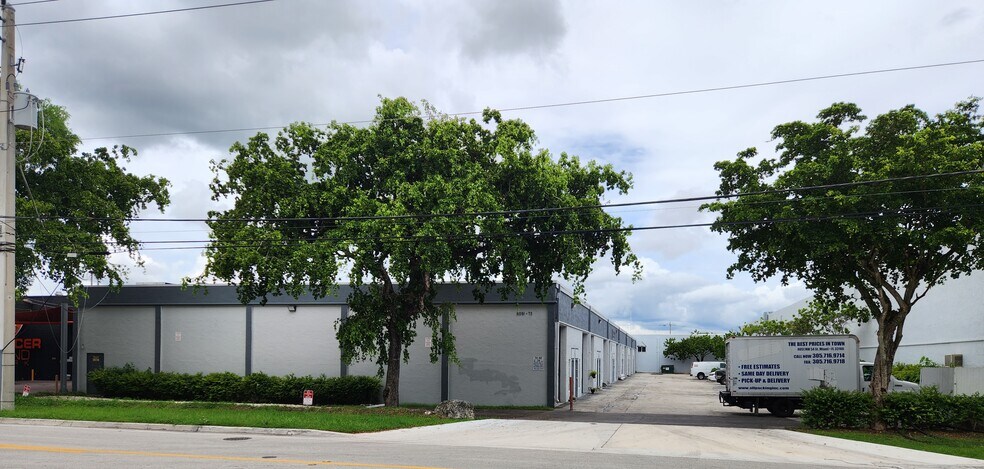 8051-8073 NW 54th St, Miami, FL à louer - Photo de l’immeuble – Image 1 sur 6
