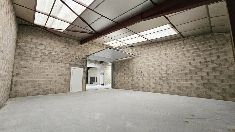 Local d’activités dans Brie-Comte-Robert à louer - Photo de l’immeuble – Image 2 sur 11