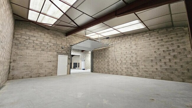 Plus de détails pour Local d'activités à louer