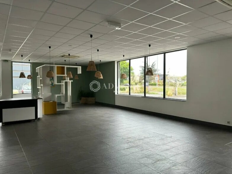 Local commercial dans Saint-Cyr-sur-Loire à louer - Photo de l’immeuble – Image 2 sur 8