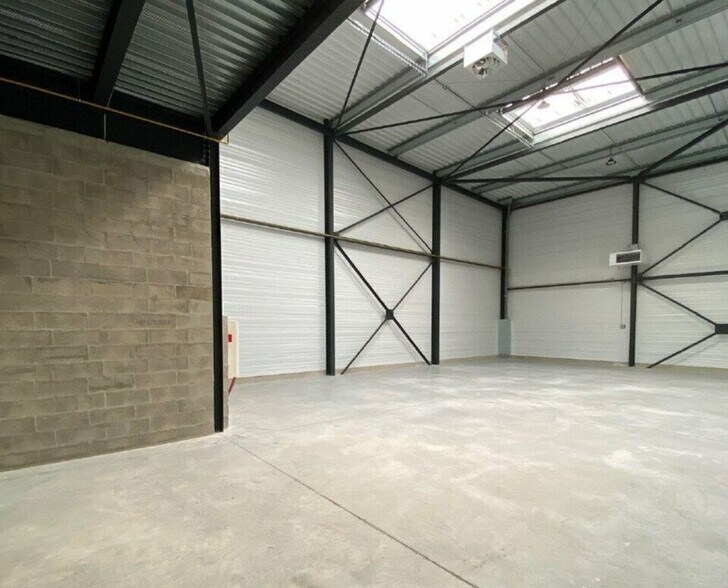 Local d'activités dans Persan à vendre - Photo de l’immeuble – Image 2 sur 5