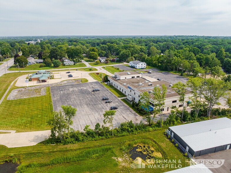 1230 Park Ave, Amherst, OH à vendre - Photo de l’immeuble – Image 3 sur 19