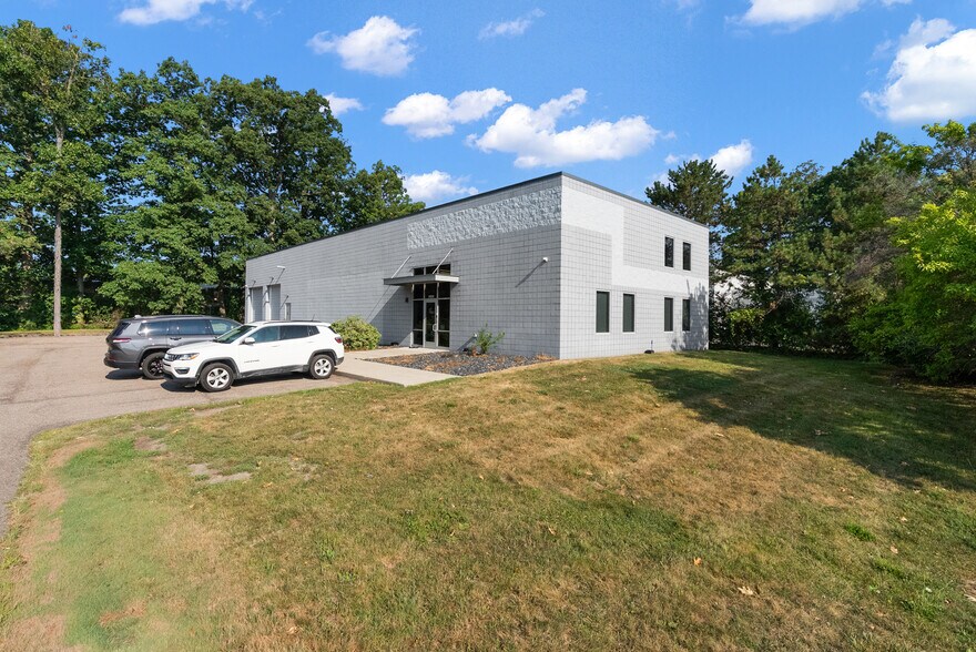29235 Lorie Ln, Wixom, MI à vendre - Photo de l’immeuble – Image 2 sur 8