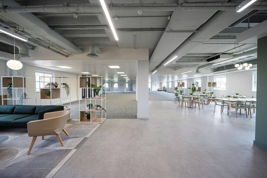 2 Vine St, Uxbridge à louer - Photo de l’immeuble – Image 2 sur 5