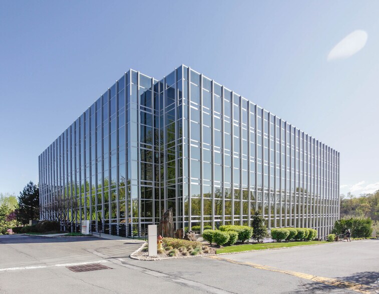 1025 Westchester Ave, White Plains, NY à louer - Photo de l’immeuble – Image 2 sur 11