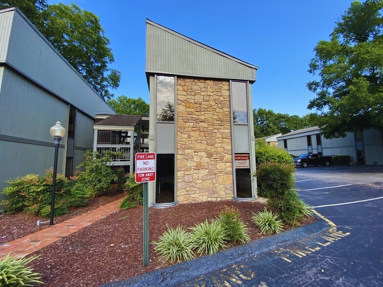 1100 Logger Ct, Raleigh, NC à vendre - Photo de l’immeuble – Image 3 sur 14