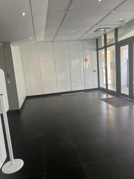 Bureau dans Montigny-le-Bretonneux à louer - Hall d’entrée – Image 2 sur 9