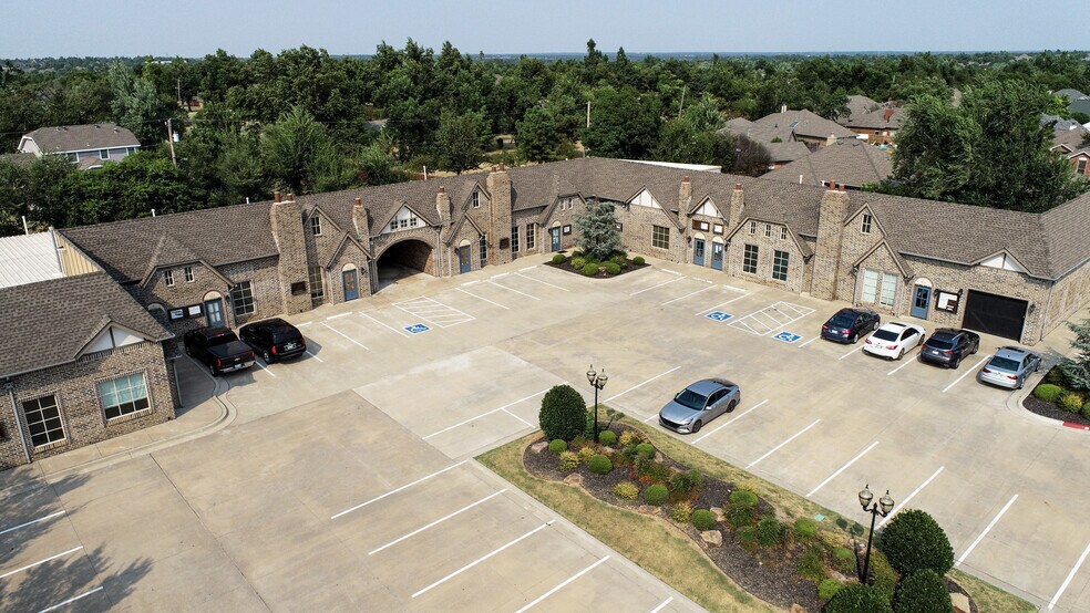 307 E Danforth Rd, Edmond, OK à vendre - Photo de l’immeuble – Image 1 sur 40