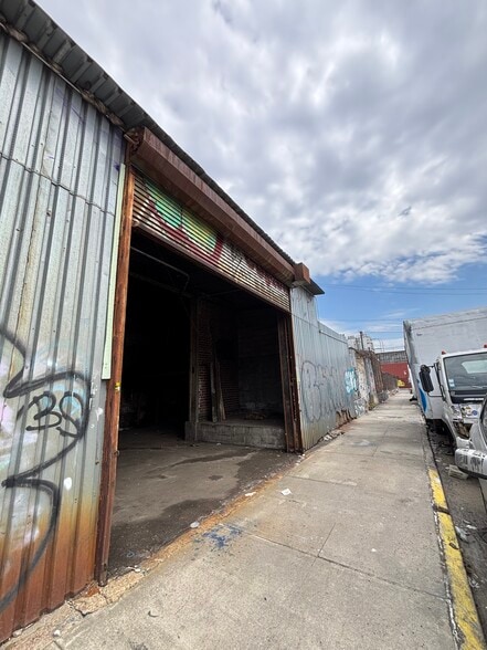 220 Stewart Ave, Brooklyn, NY à louer - Photo de l’immeuble – Image 3 sur 11