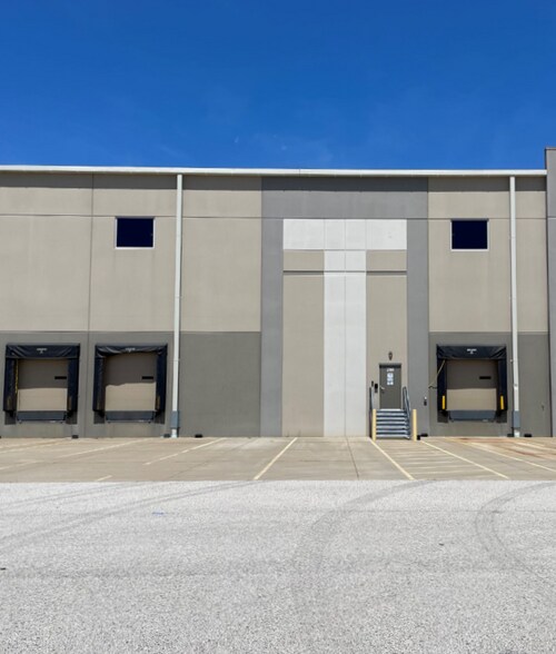 1601 Tradeport Dr, Hazelwood, MO à louer - Photo de l’immeuble – Image 2 sur 8